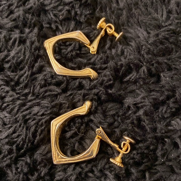 Vintage Goldette Screw Back Enamel and Told Tone Earrings Patent # 3.176.475 - Picture 4 of 6